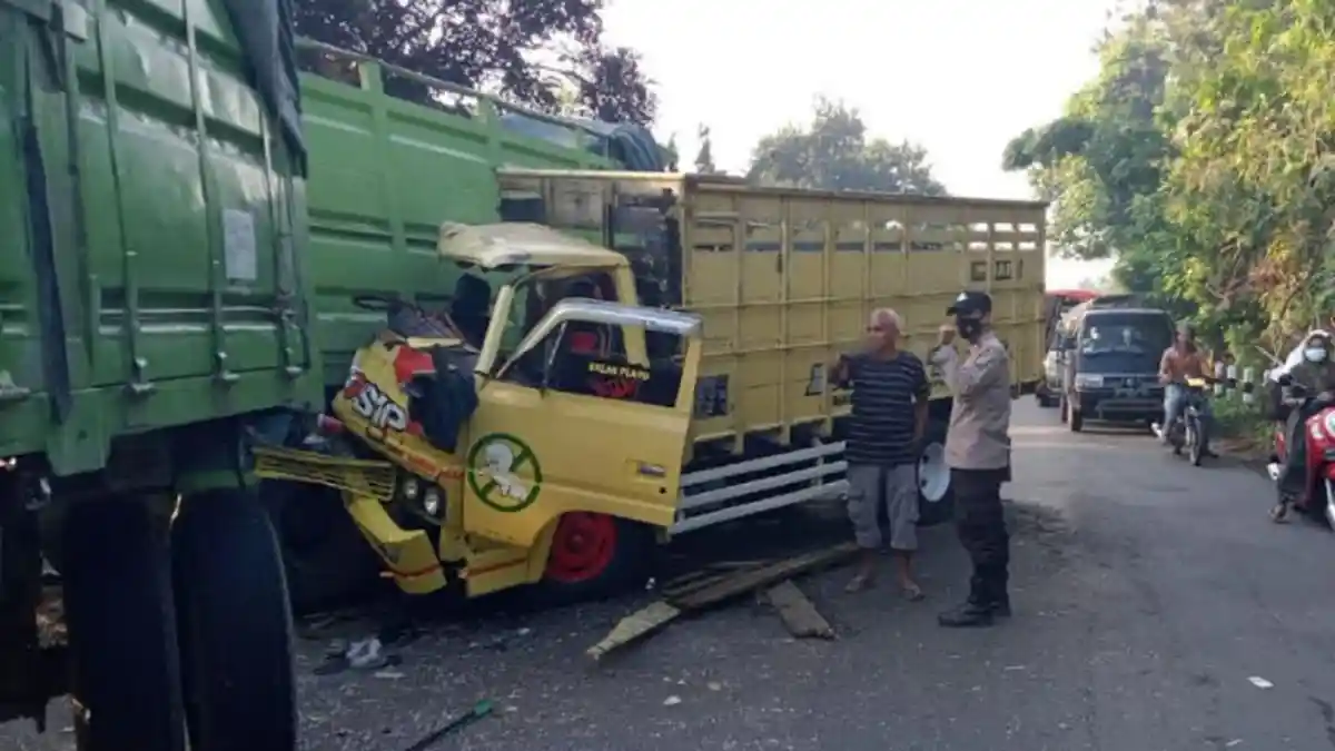 Kecelakaan Dua Truk di Jalan Raya Kediri-Blitar, Gara-gara Sopir Mengantuk