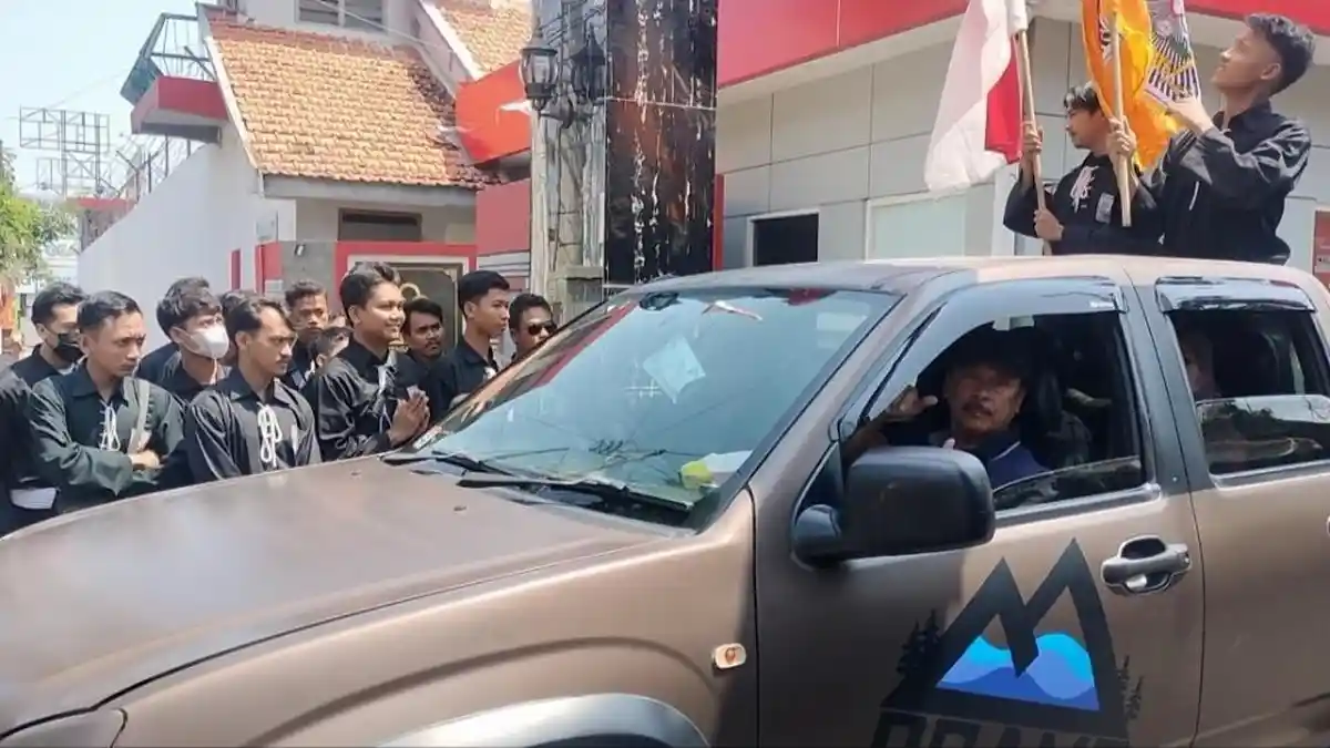 Keluar dari Lapas, Sunarji Eks Ketua PSHT Cabang Kudus Diarak Para Pendekar Keliling Kota Kretek