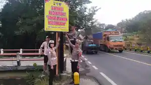 20260512-petugas-satlantas-pasang-papan-imbauan-ajibarang.jpg