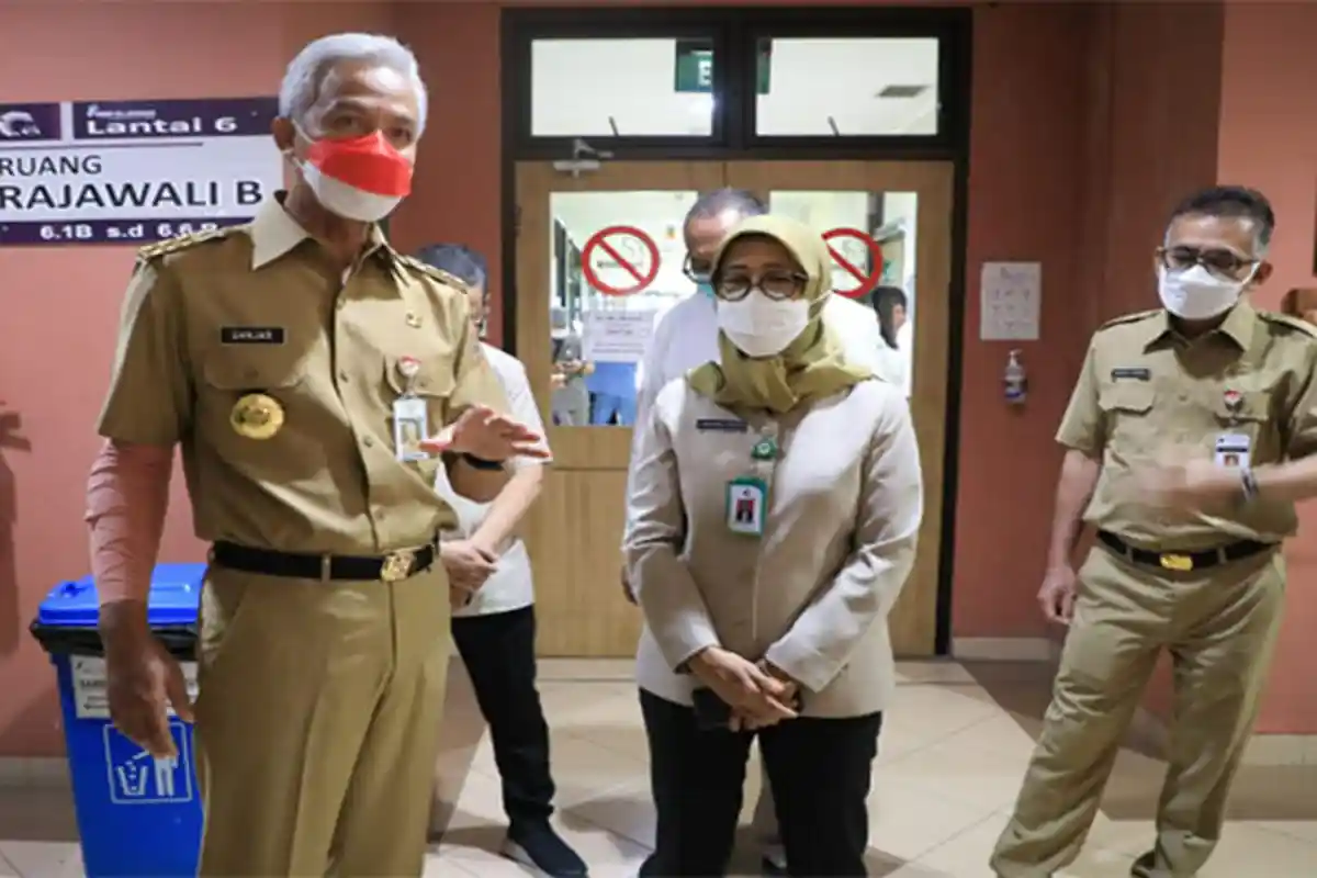 Kemaren Alami Kecelakaan, Gubernur Jateng Ganjar Pranowo Langsung Kerja dengan Tangan Diperban