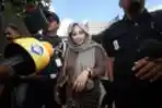 Sefti Sanustika Jenguk Ahmad Fathanah