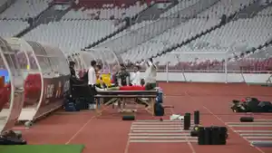 Pemain-Timnas-Indonesia-Calvin-Verdonk-dan-Marselino-Ferdinan-mendapatkan-perawatan.jpg