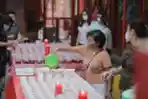  Vihara Dharma Bhakti Petak Sembilan Bagikan Takjil Gratis