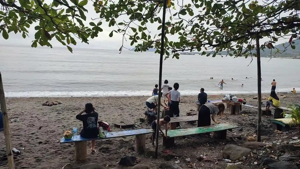 Libur Nasional, Pantai Bitung Karangria Manado Sulawesi Utara, Ramai Pengunjung