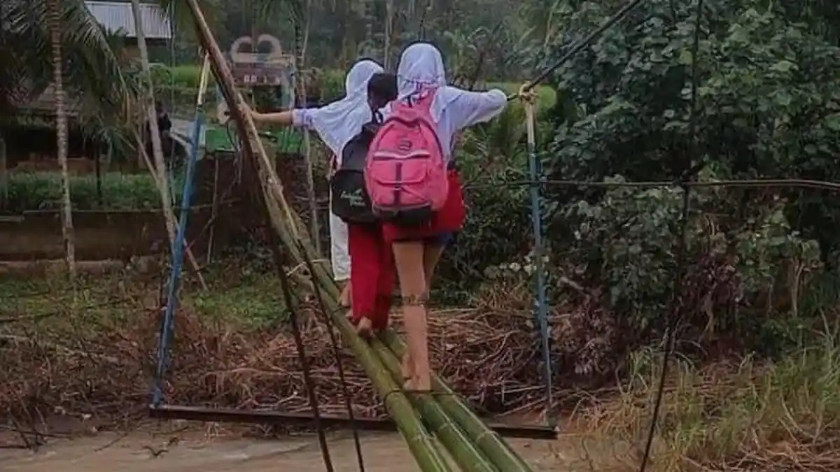 Jembatan Satu-satunya Jorong Ranah Palam Sijunjung Putus, Warga Lewati Jembatan Darurat dari Bambu