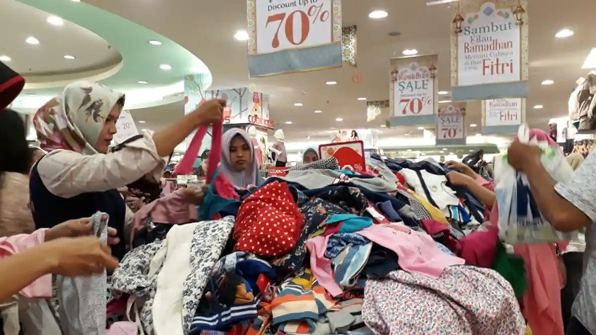 2 Minggu Jelang Lebaran, Warga Palembang Mulai Buru Pakaian Anak-anak di Mal