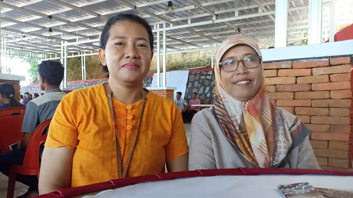 157 Mahasiswa Fakultas Ekonomi Universitas Flores Yudisium di Kaki Lena Hills