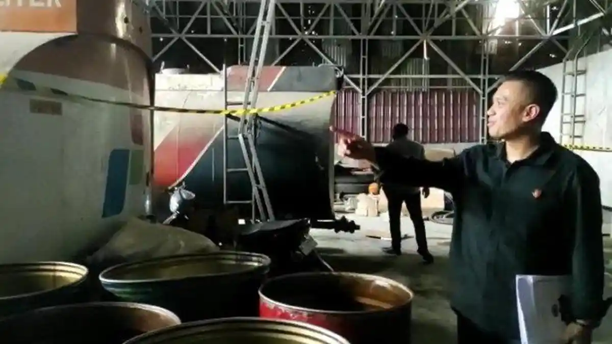 Didobrak, Polisi Geledah Gudang Solar Diduga Milik AKPB Achiruddin, Ada Jejeran Tong Berkarat