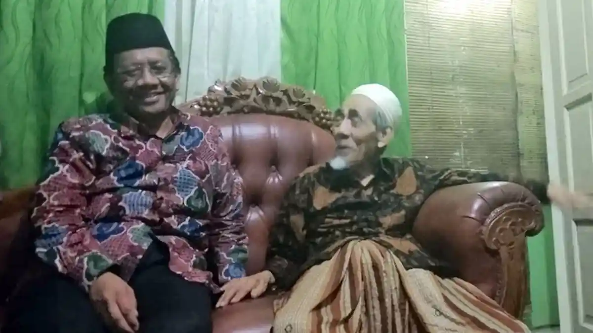 Kiai Maimoen Zubair Tak Meragukan ke-NU-an Mahfud MD