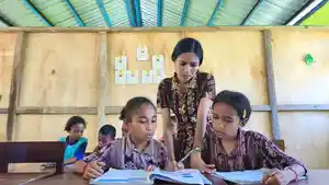 flores/Yustina-Yuniarti-Guru-honorer-yang-mengajar-di-Kelas-V-di-Sikka.jpg