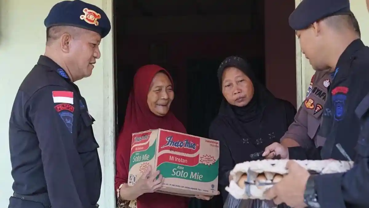 Jumat Berkah, Brimob Kalbar Berbagi kepada Warga Kurang Mampu