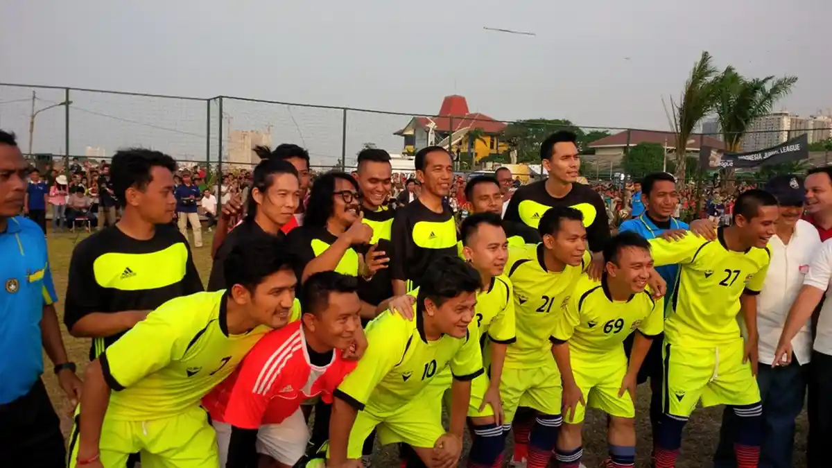 Main Bola Bareng Artis, Jokowi Cetak Satu Gol
