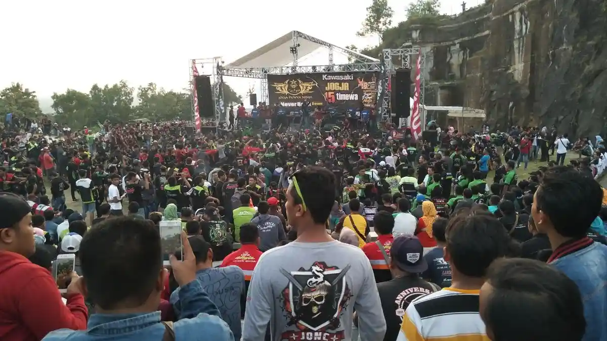 300 Klub Kawasaki Ninja Unjuk Gigi di Tebing Breksi