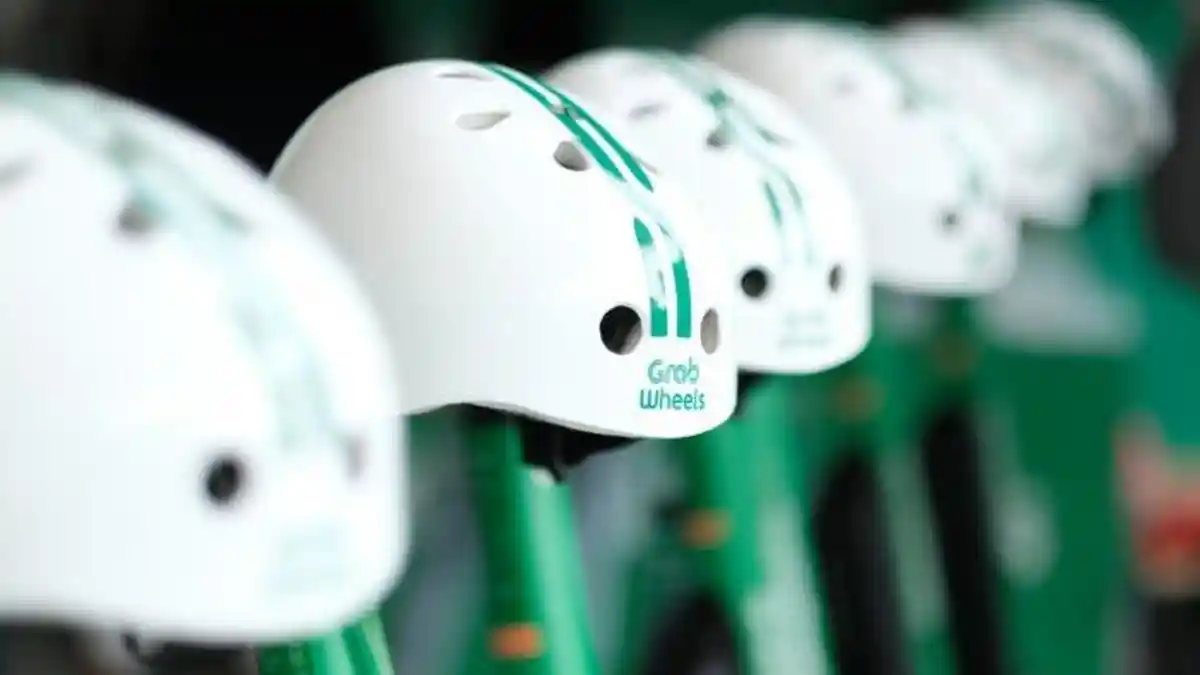 Kendarai Otopet Listrik GrabWheels, Dua Orang Tewas Tertabrak Mobil Camry di Kawasan GBK