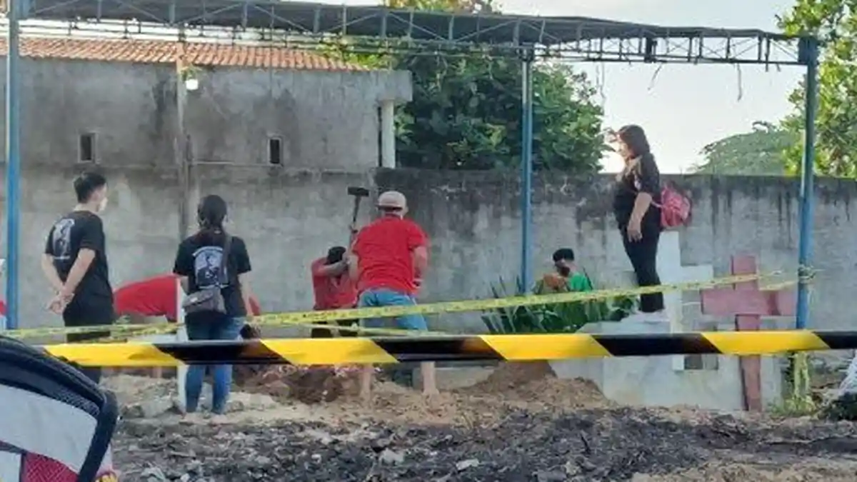Isak Tangis Sang Bunda Mewarnai Penggalian Makam Brigadir J