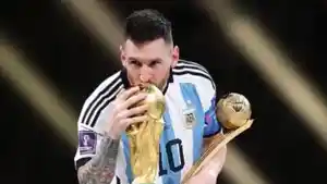 Kapten-Argentina-Lionel-Messi-mencium-tropi-Piala-Dunia-2022-Qatar.jpg