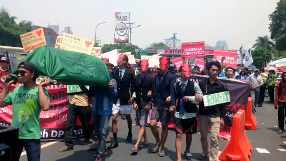 Aliansi Mahasiswa Peduli Demokrasi Bawa Keranda Demokrasi Mati