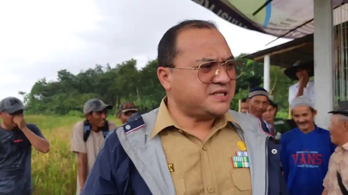 Gubernur Babel Serahkan Bus Sekolah ke Dusun C2 Lubuk Pabrik
