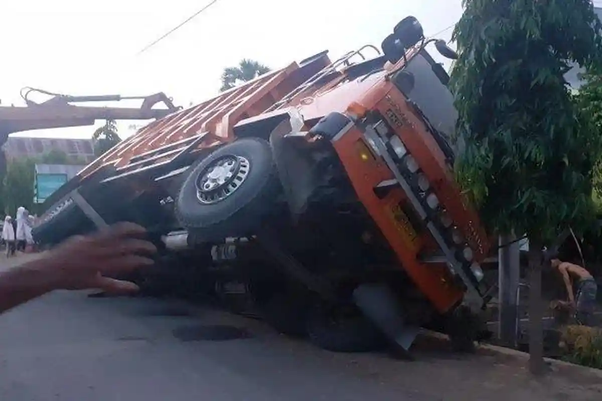 Iwan Kaget Truknya Terguling dan Nyaris Timpa Rumah Warga