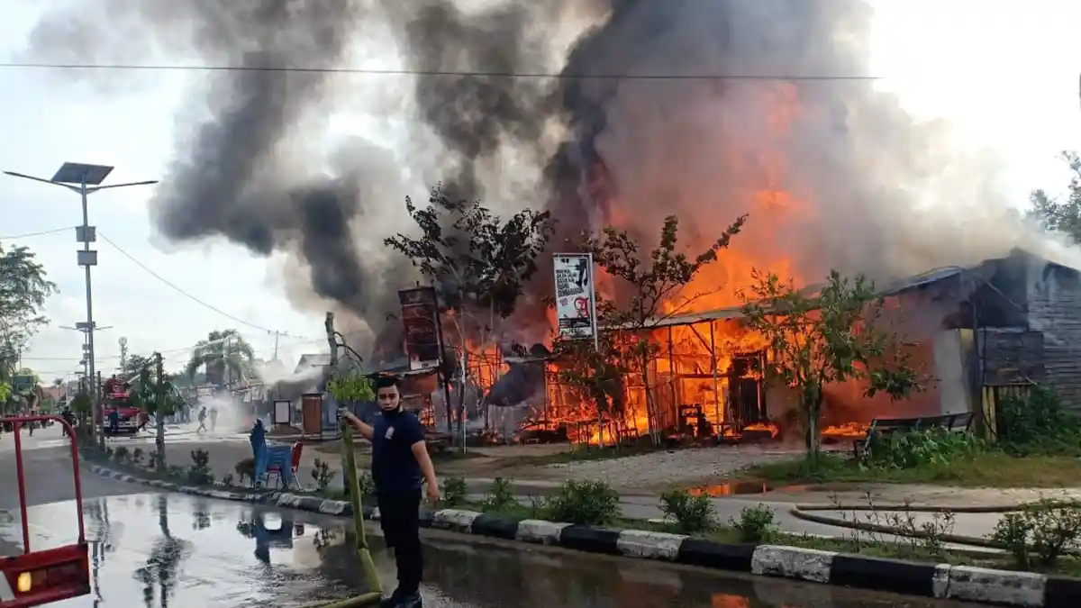 Sembilan Kios Ludes Terbakar di Kawasan Tugu BI Sintang