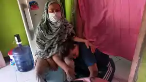 penyintas-husniyah-bersama-anaknya-duduk-di-rumah-kontrakan-sempit-di-praya.jpg