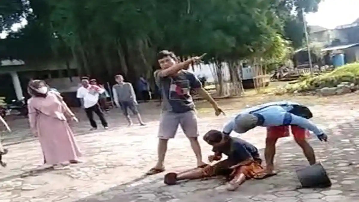 Viral ! Video Pria di Gresik Dipersekusi Dilumuri Kotoran Sapi oleh Massa di Balai Desa