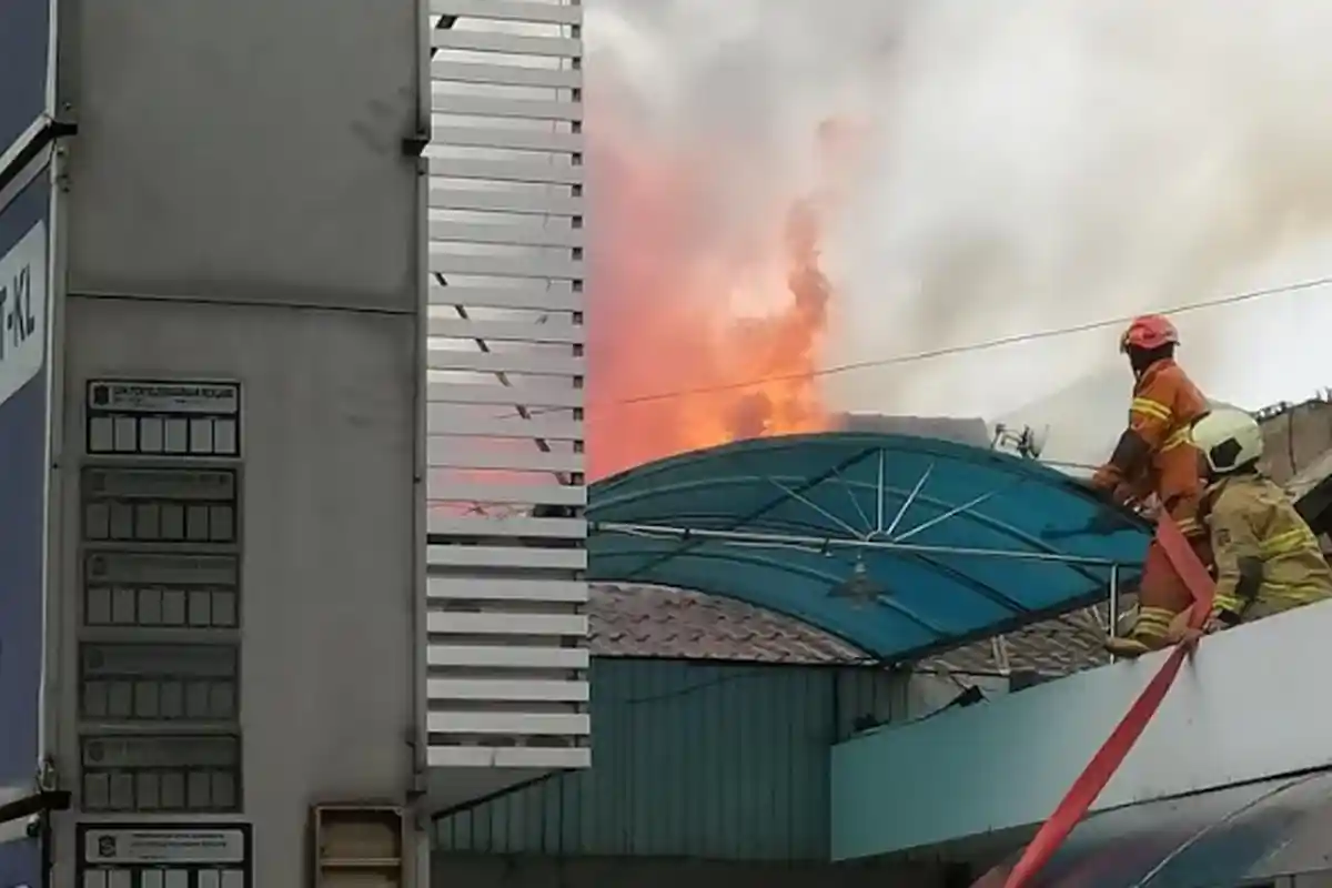 BREAKING NEWS - Apotek Kimia Farma Diponegoro Surabaya Terbakar