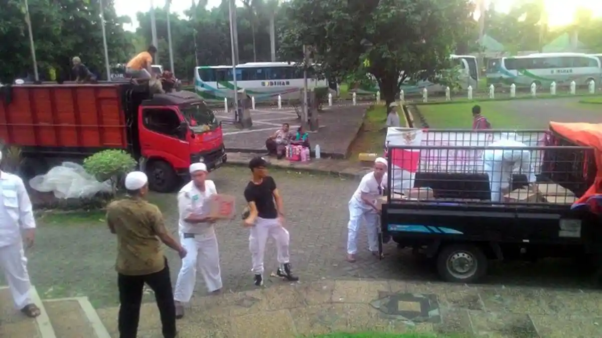 Logistik dari Hamba Alloh untuk Peserta Aksi 2 Desember Terus Mengalir di Masjid At-Tin