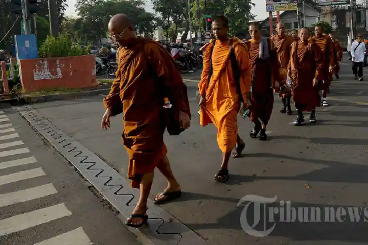 Bhikkhu-Walk-For-Peace-Keliling-Surabaya_20260515_134607.jpg