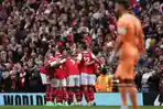 pemain-arsenal-merayakan-gol-setelah-hugo-lloris-gagal-menepis-tembakan-partey.jpg