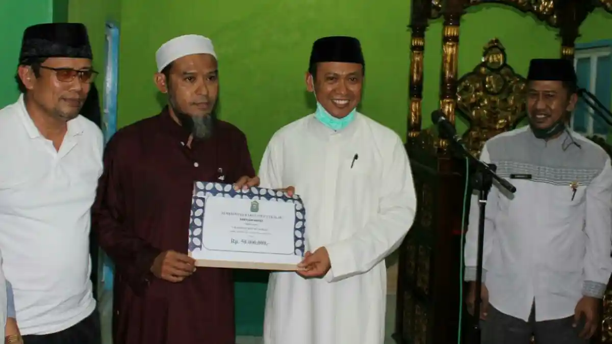 Realisasikan P22, Bupati Takalar Safari Masjid Serahkan Bantuan