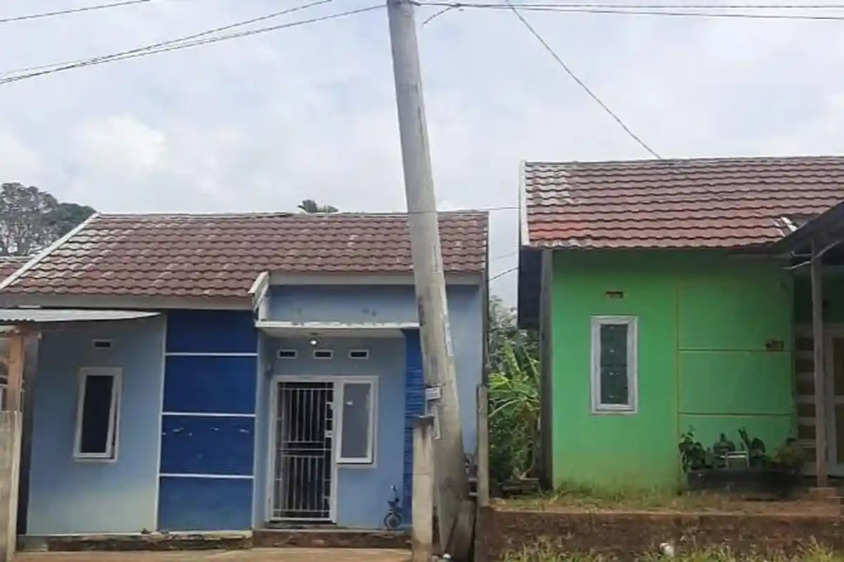 Warga Perumahan Mutiara Selatan Keluhkan Tiang Listrik Miring, PLN UP3 Jambi Cek ke Lapangan