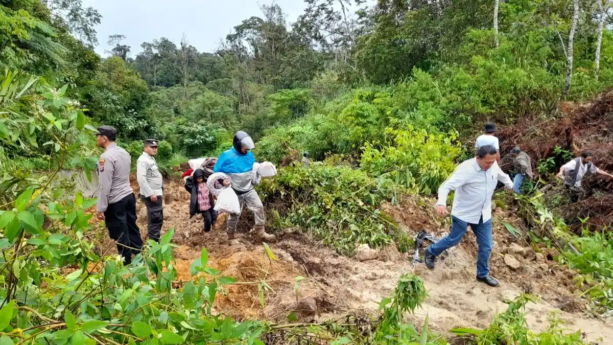 LONGSOR LAGI, Kini Jalan Lintas Karo-Langkat di Lau Batun Putus Total