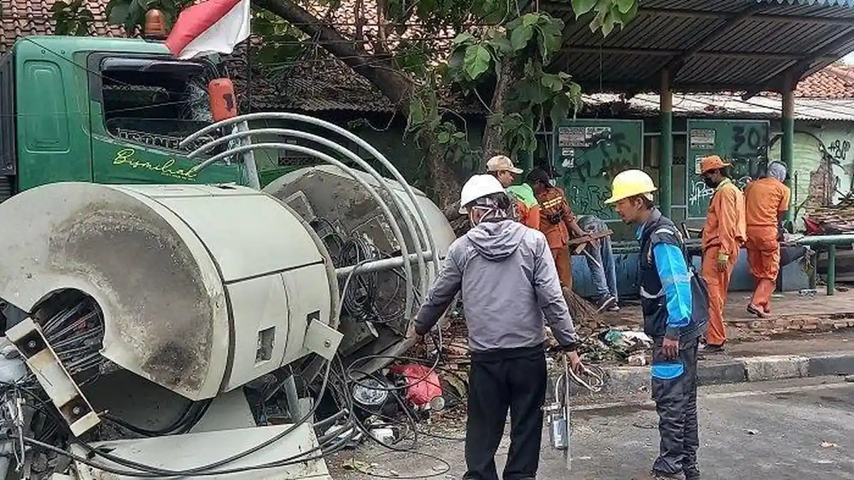 KECELAKAAN MAUT di Bekasi, Truk Kontainer Tabrak Halte, 7 Anak SD dan 3 Orang Dewasa Tewas
