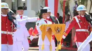 Sosok-Larisa-Tuan-saat-membawa-baki-ketika-perayaan-HUT-ke-80-RI-tingkat-Provinsi-NTT.jpg