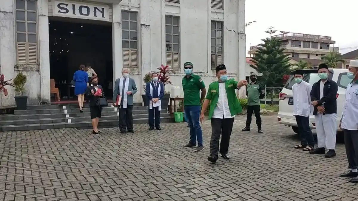 Umat Muslim Tomohon Jaga Gereja Saat Pelaksanaan Ibadah Jumat Agung