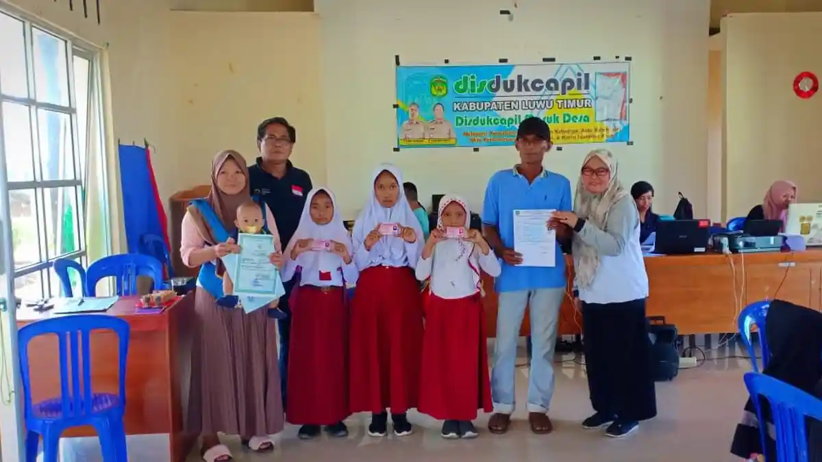 Disdukcapil Luwu Timur ke Seberang Danau Lakukan Perekaman e-KTP