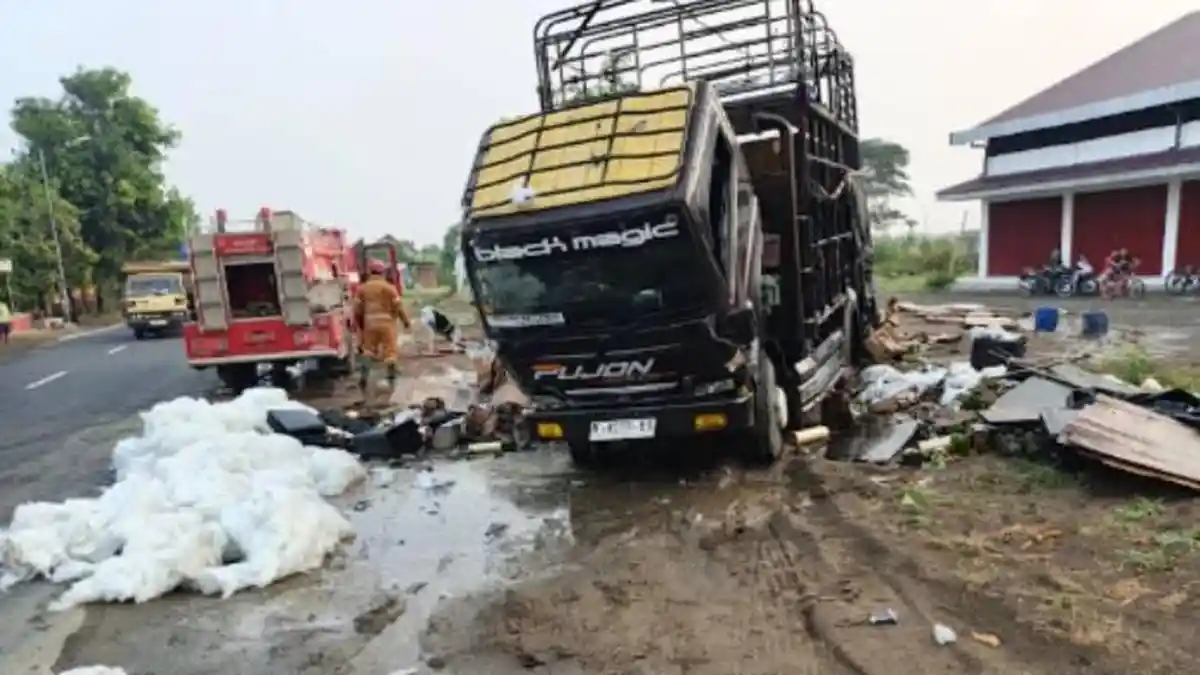 Truk Muat Bibit Anggrek Terbakar di Jombang, Kerugian Ditaksir Rp 15 Juta