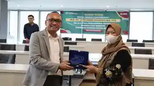 Rektor-Universitas-MTU-Dr-Dompak-Pasaribu.jpg