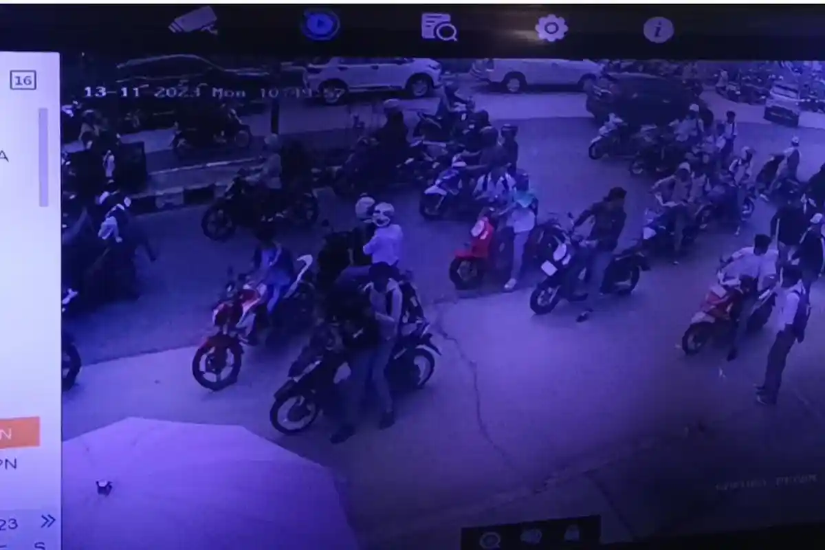 BREAKINGNEWS: SMAN 5 Kota Jambi Diserang Puluhan Pelajar Diduga dari SMKN