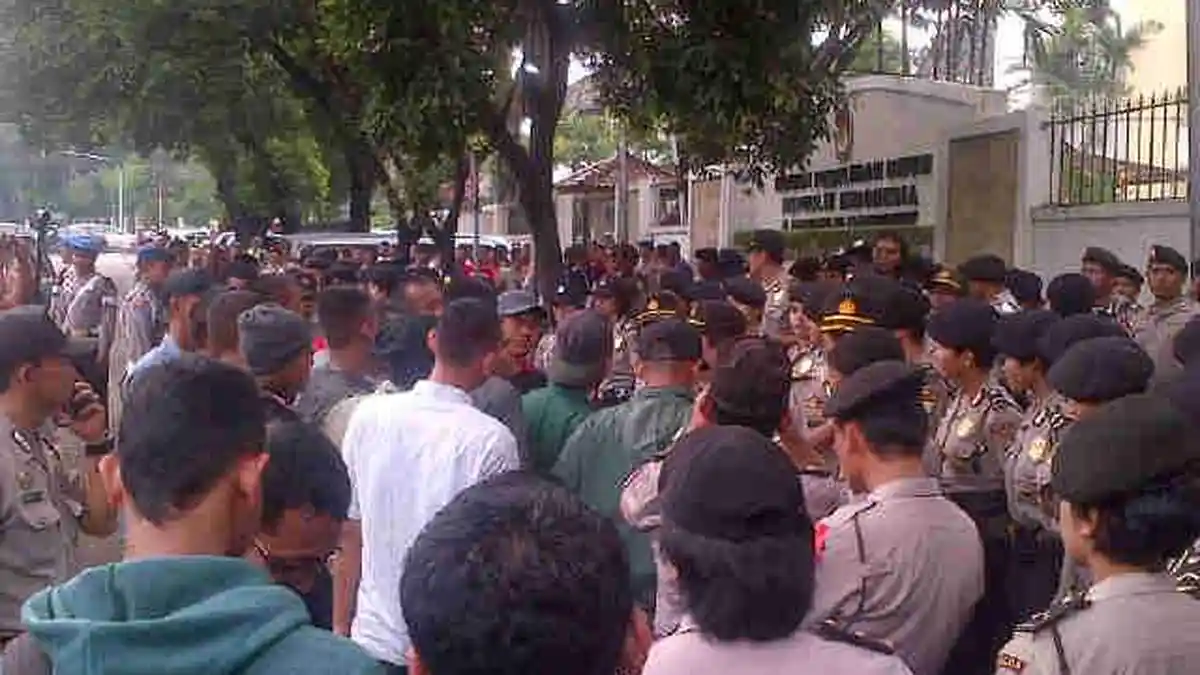 Simulasi di Depan KPU Berlangsung, Arus Lalin Buka Tutup