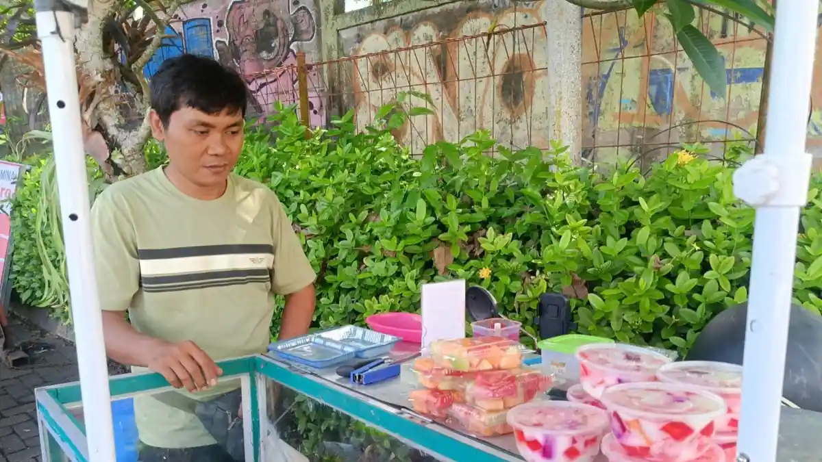 Pedagang Kecil Di Gianyar Bali Menjerit, Harga Plastik Naik Dampak Perang Timur Tengah