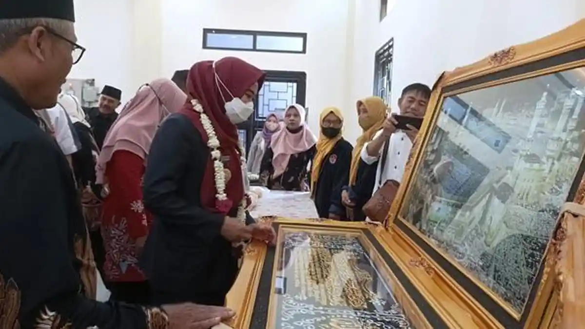 Kaligrafi Buatan Wonosalam Demak Tembus Mancanegara, Bupati: Kesengsem Saya, Sangat Detil dan Rapi