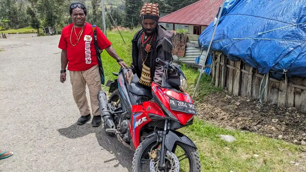 Kepala Suku Besar Dani Kabupaten Puncak Terima Bantuan Sepeda Motor dan Ternak Babi dari Prabowo