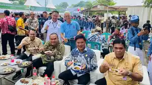 20251113_Bupati-Tegal-Ischak-Maulana-Rohman-menikmati-Festival-Sate-Kambing_1.jpg
