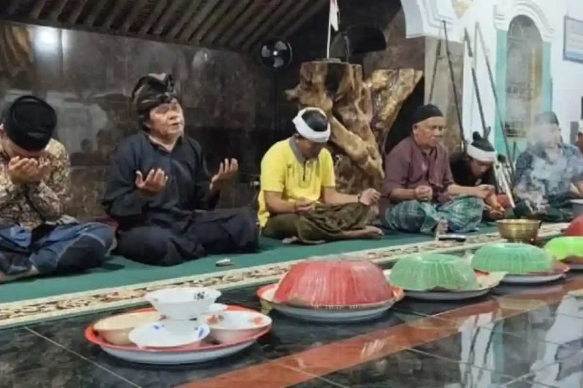 Ritual Senjarik Minyak Songak, Tradisi Sakral di Lombok Timur yang Hanya Ada Saat Maulid