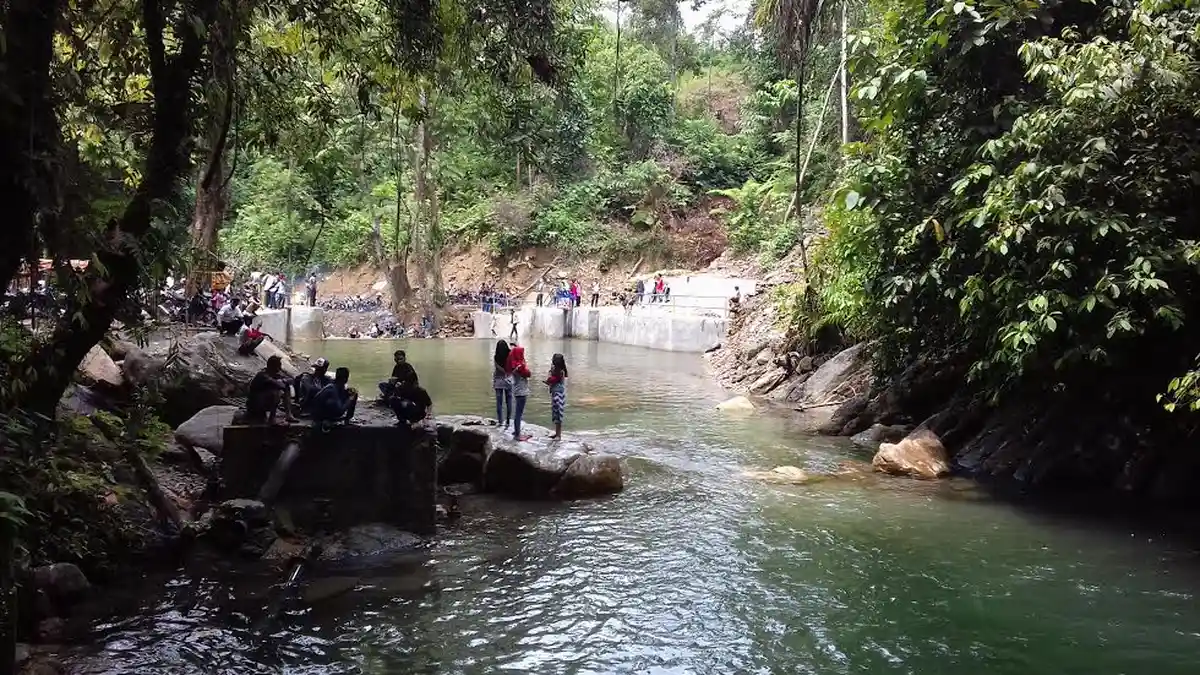Yuk ke Air Terjun Bantimurung Luwu Utara, Mandi-mandi Sambil Santap Durian - air-terjun-365_20170216_115804.jpg
