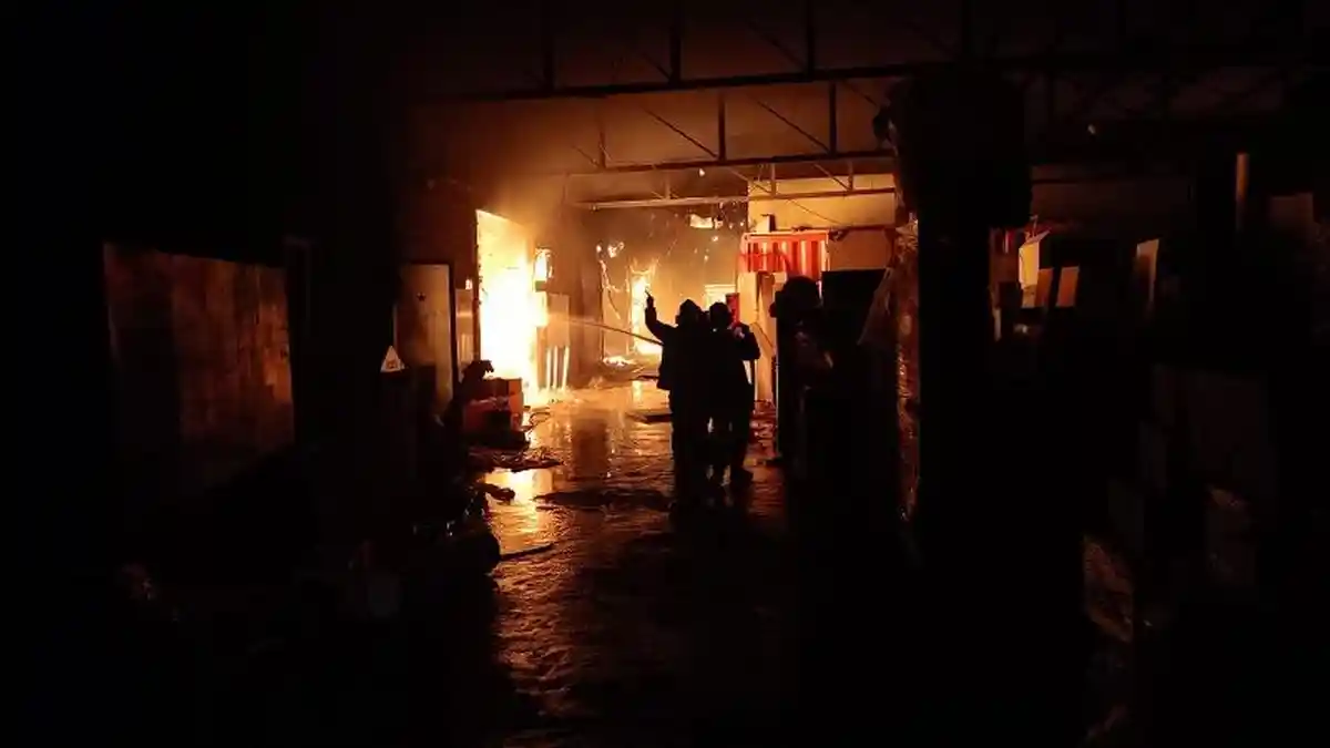 Gara-gara Korsleting Listrik, Pabrik Mebel di Bekasi Ludes Terbakar, Kobaran Api Sambar Rumah Warga