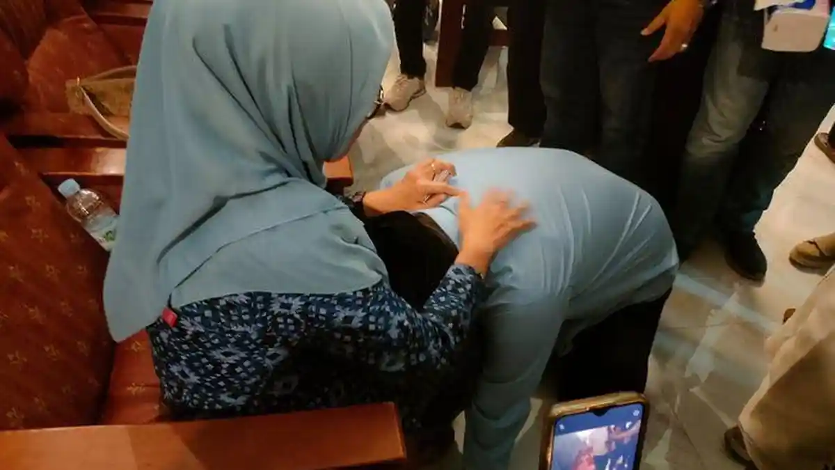 Hasil Hitung Cepat Pilkada Garut, Cabup Syakur Amin Sujud di Kaki Ibunda, Putri Menangis