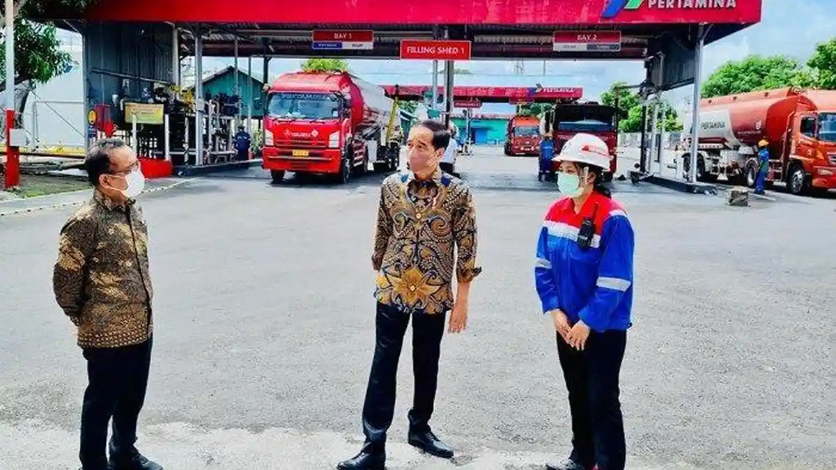 Presiden Jokowi Cek Kesediaan BBM di Terminal BBM Sanggaran Denpasar